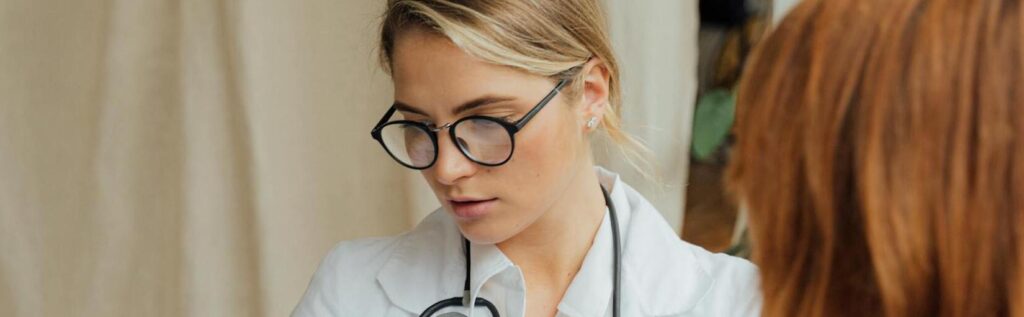 La guardia medica assicura continuità assistenziale quando il proprio medico di famiglia non è disponibile. Offre consulenza, visite e prescrizioni nei giorni festivi e nelle ore notturne.