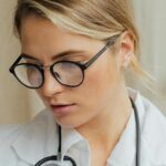 La guardia medica assicura continuità assistenziale quando il proprio medico di famiglia non è disponibile. Offre consulenza, visite e prescrizioni nei giorni festivi e nelle ore notturne.